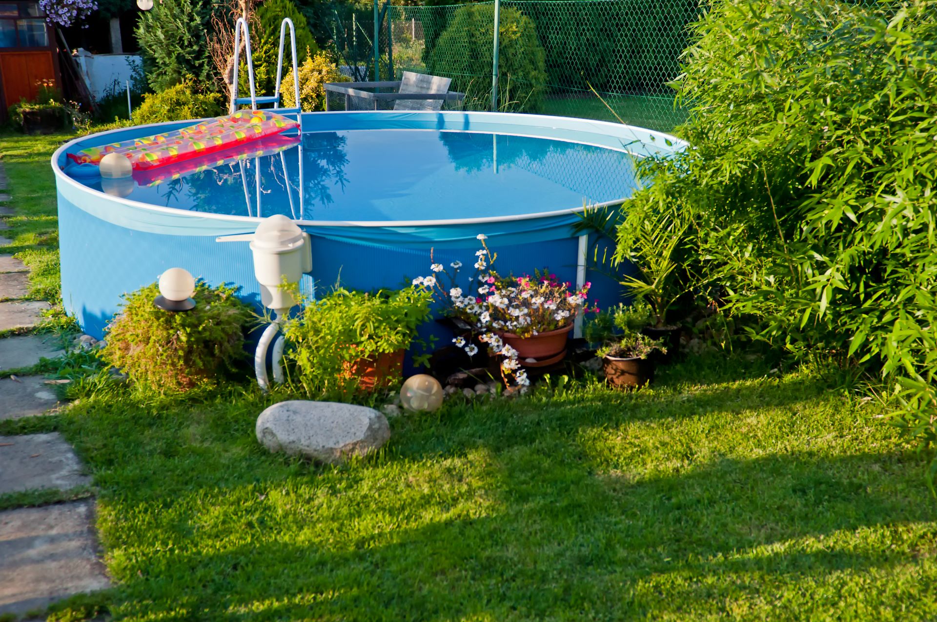 Pool in einem Garten