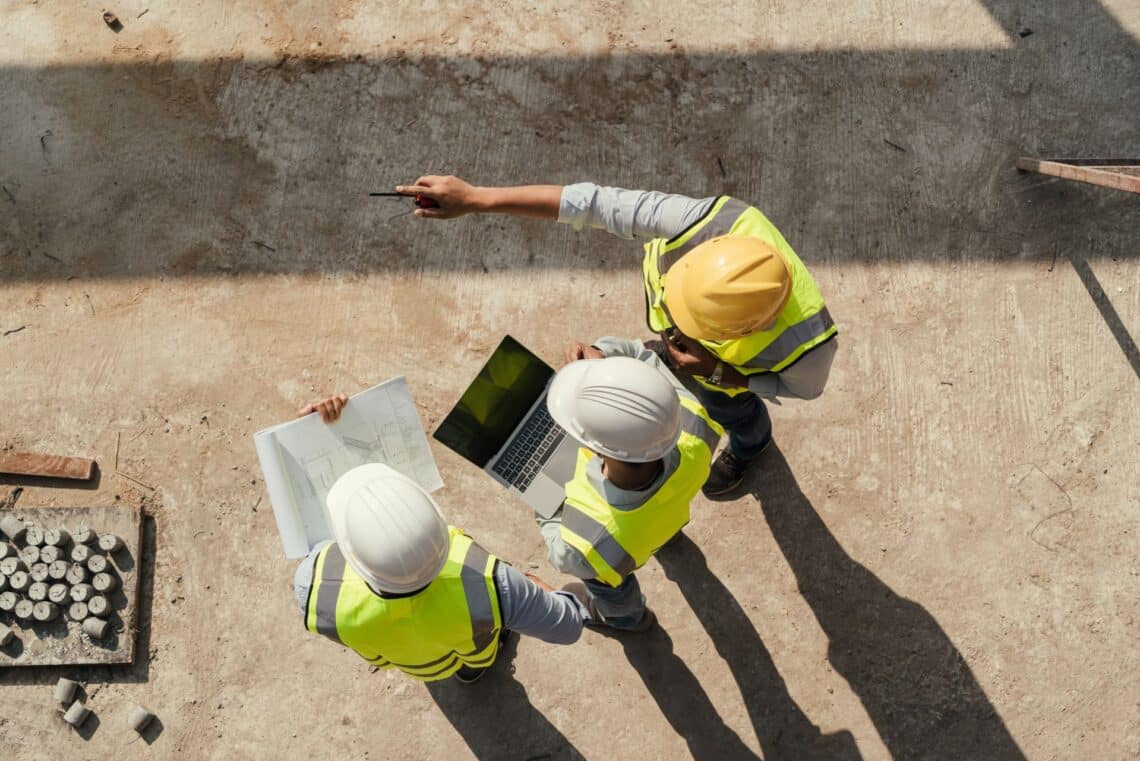 Bauarbeiter bei der Planung auf einer Baustelle, TRGS 524.