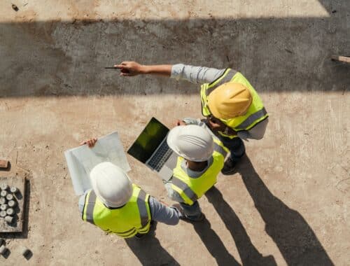 Bauarbeiter bei der Planung auf einer Baustelle, TRGS 524.