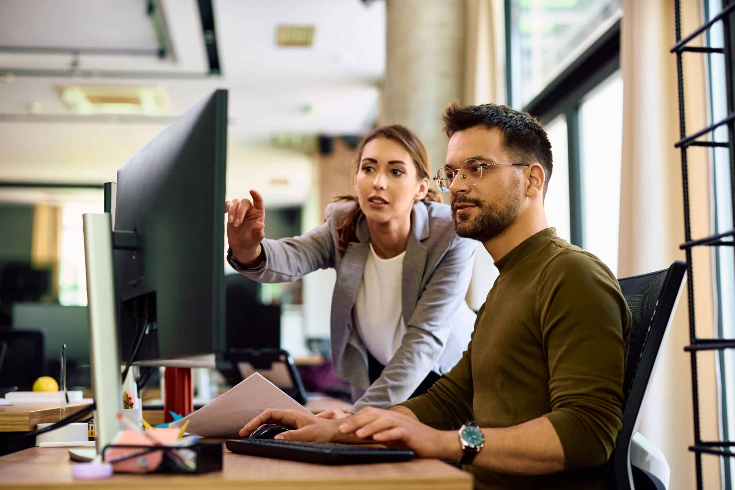 Zwei Mitarbeiter arbeiten zusammen im Büro