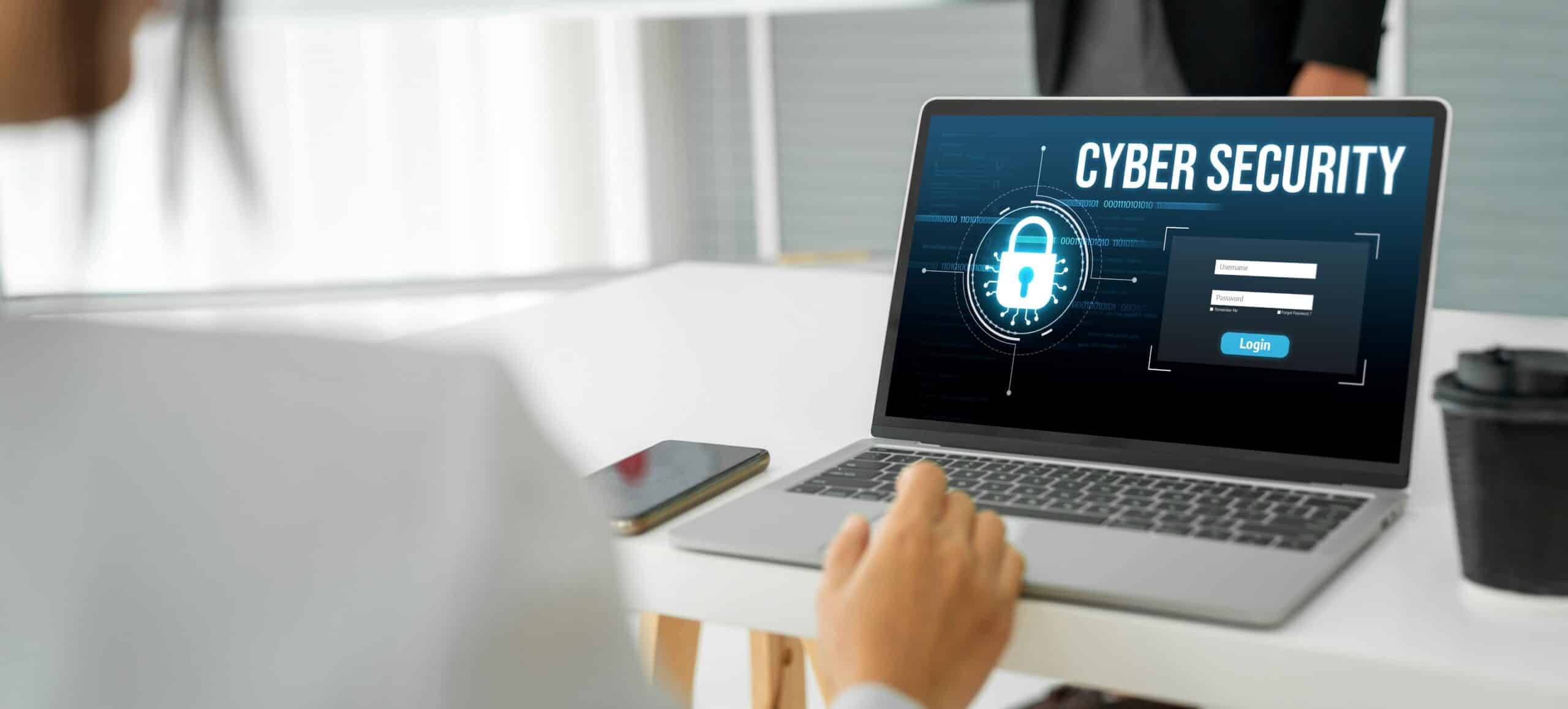 Ein Laptop auf dem Cybersecurity steht