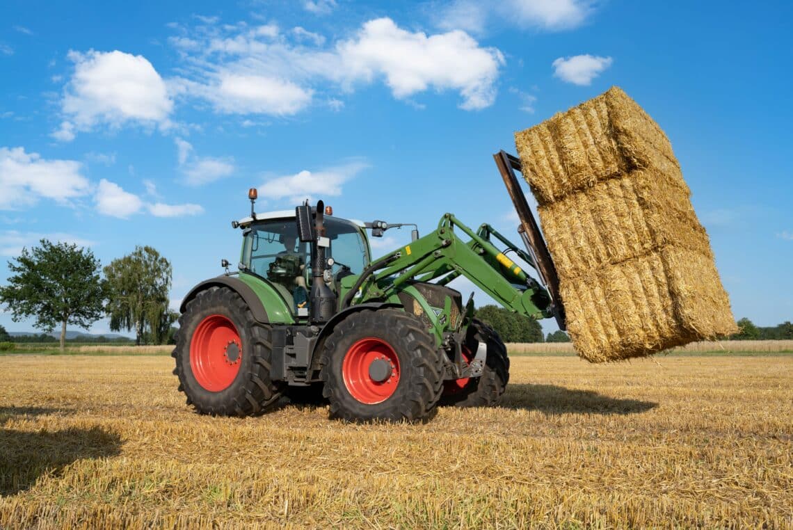 Ein Traktor mit einem Frontlader