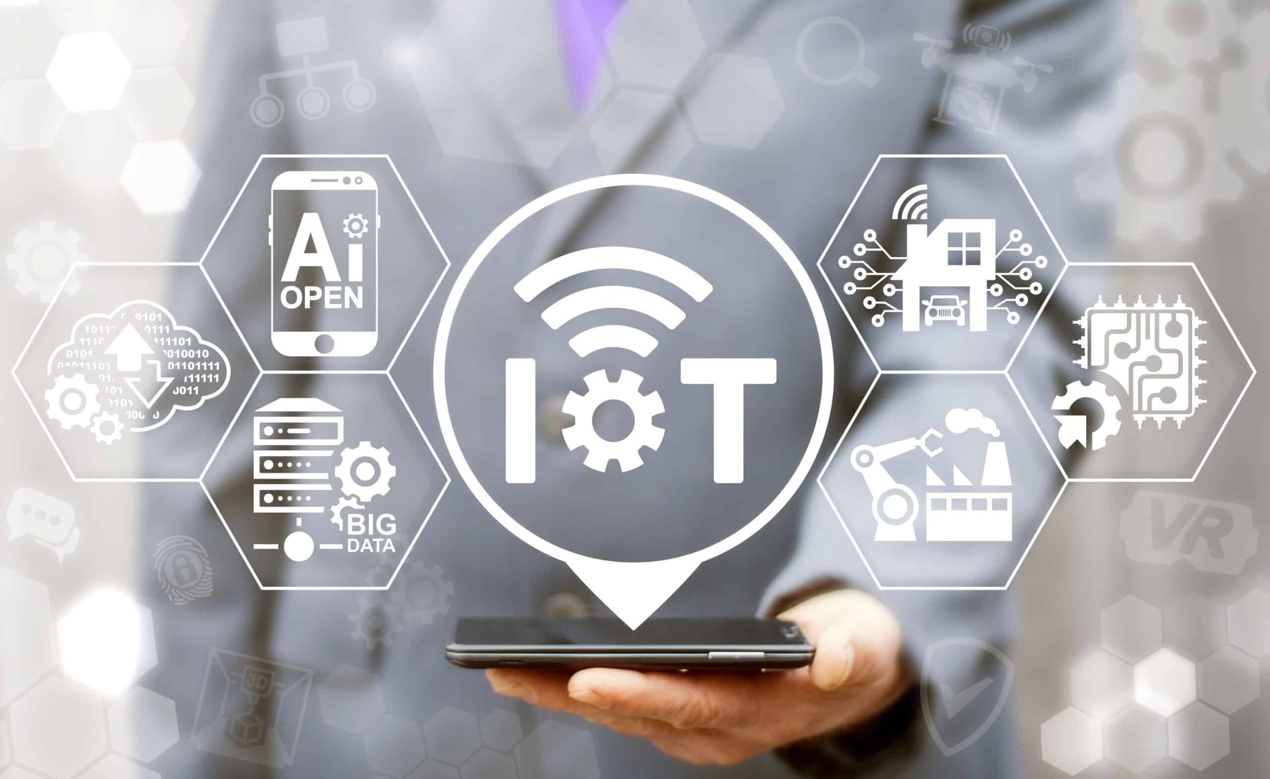 Geschäftsperson hält ein Smartphone, während digitale Symbole für IoT, KI, Big Data darstellen