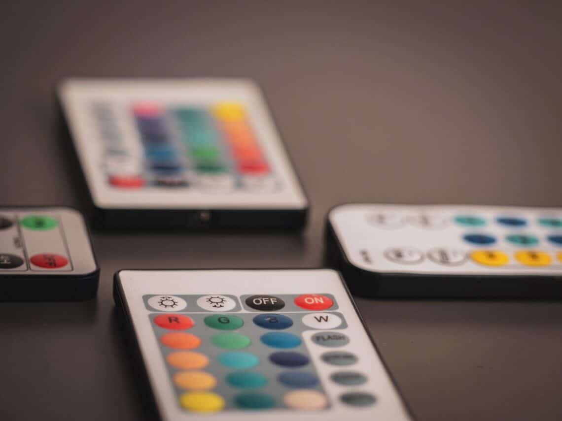 Verschiedene Fernbedienungen zur Steuerung eines LED Controllers mit Farb- und Lichteinstellungen