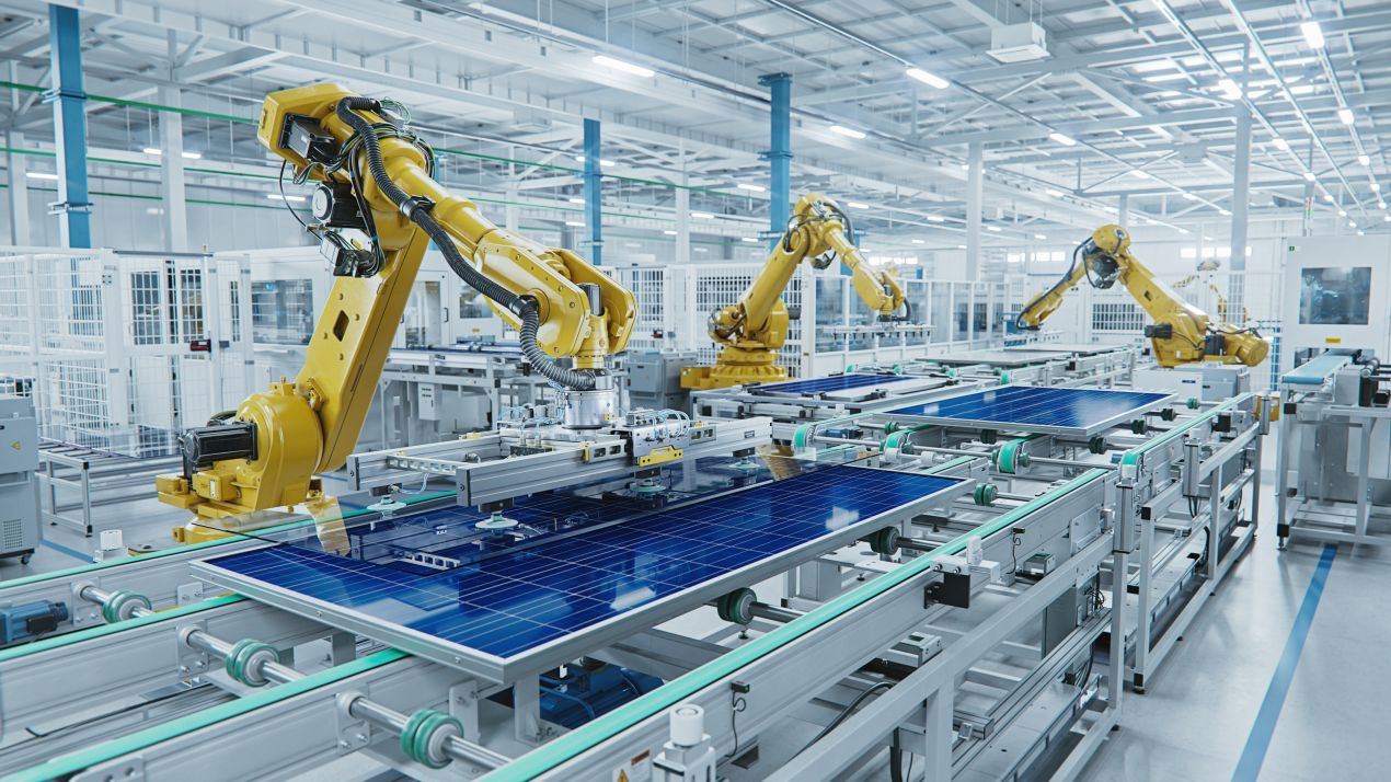 Industrieroboter montieren Solarmodule in automatisierter Fertigung – Roboter Unternehmen in der modernen Energiebranche