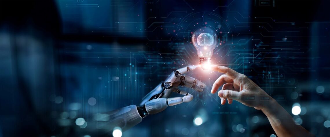 Roboterhand beruehrt menschlichen Finger mit digitaler Gluehbirne – Symbolbild fuer Zusammenarbeit in Roboter Unternehmen