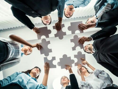 Team verbindet Puzzle zur Prozessoptimierung | Predictive Maintenance