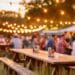 Stimmungsvolles Outdoor-Fest bei Sonnenuntergang | Hähnchengrill