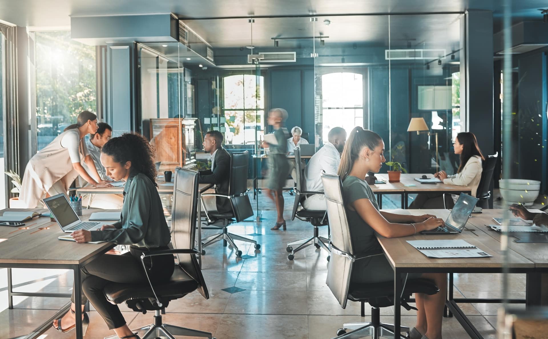 Großraumbüro mit arbeitenden Mitarbeitern an Schreibtischen | Akustikpaneel