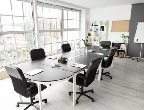 Konferenzraum mit großem Tisch und Stühlen | Akustikpaneel