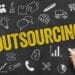 Outsourcinggrafik mit Symbolen | Lohnbuchhaltung