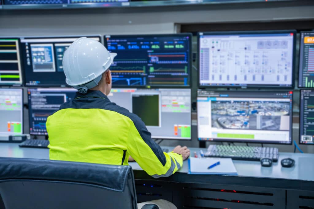 automationstechnik-leitwarte-datenueberwachung-industriearbeitsplatz.jpg