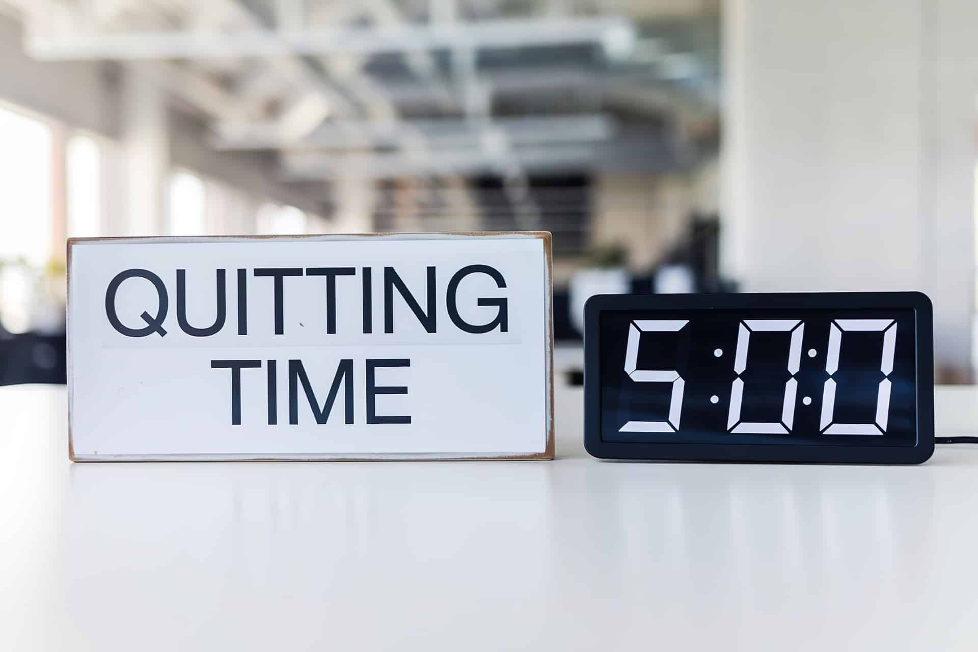 Schild Quitting Time und Uhr | Maryliq
