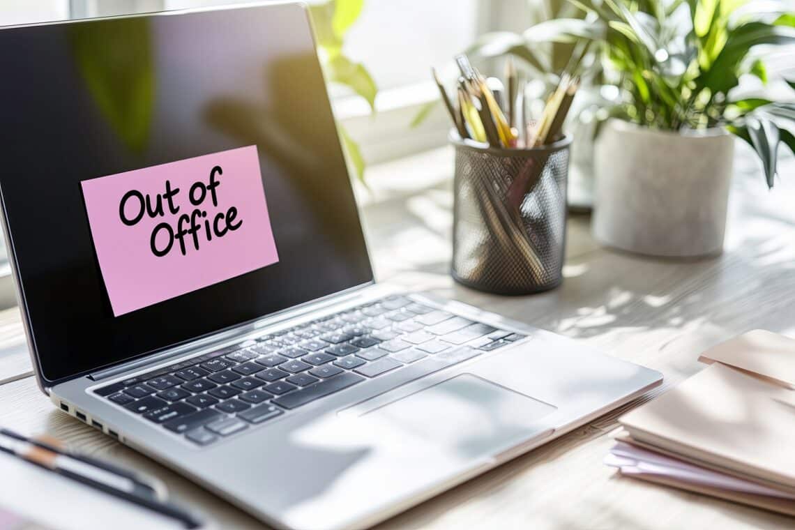 Laptop mit Zettel Out of Office | Maryliq