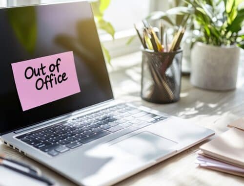 Laptop mit Zettel Out of Office | Maryliq