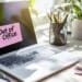 Laptop mit Zettel Out of Office | Maryliq