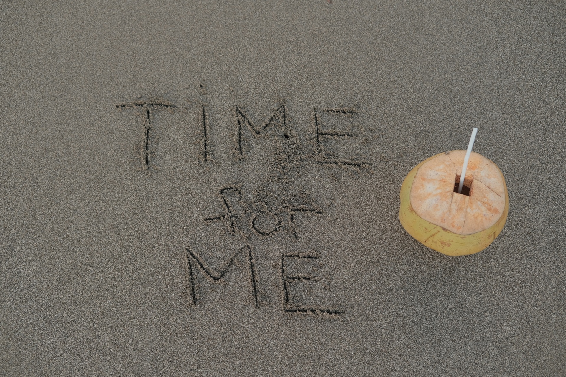 Schriftzug Time for Me im Sand | Maryliq