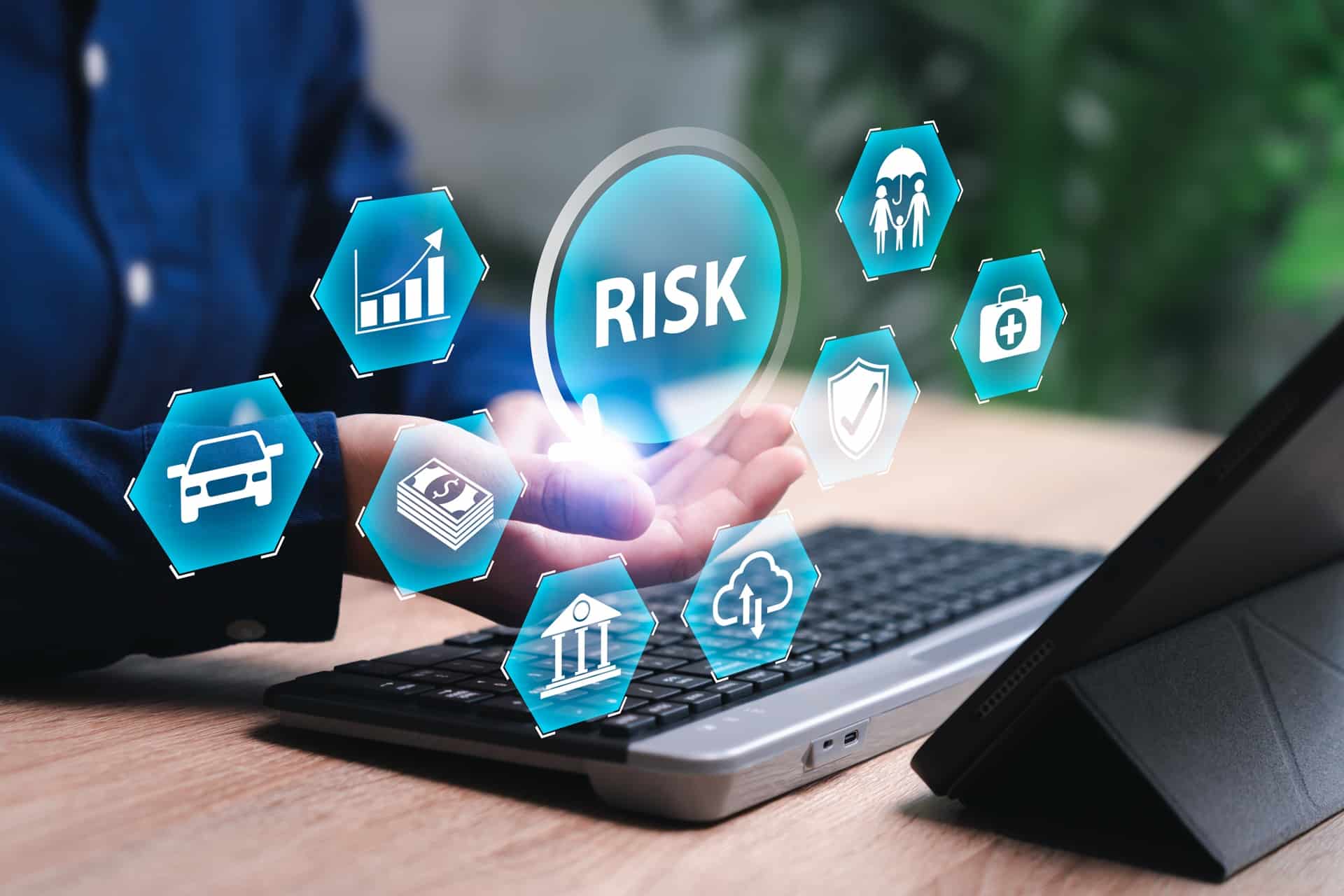 Laptop mit digitalen Risiko-Icons in blauer Optik | Schnellkupplung