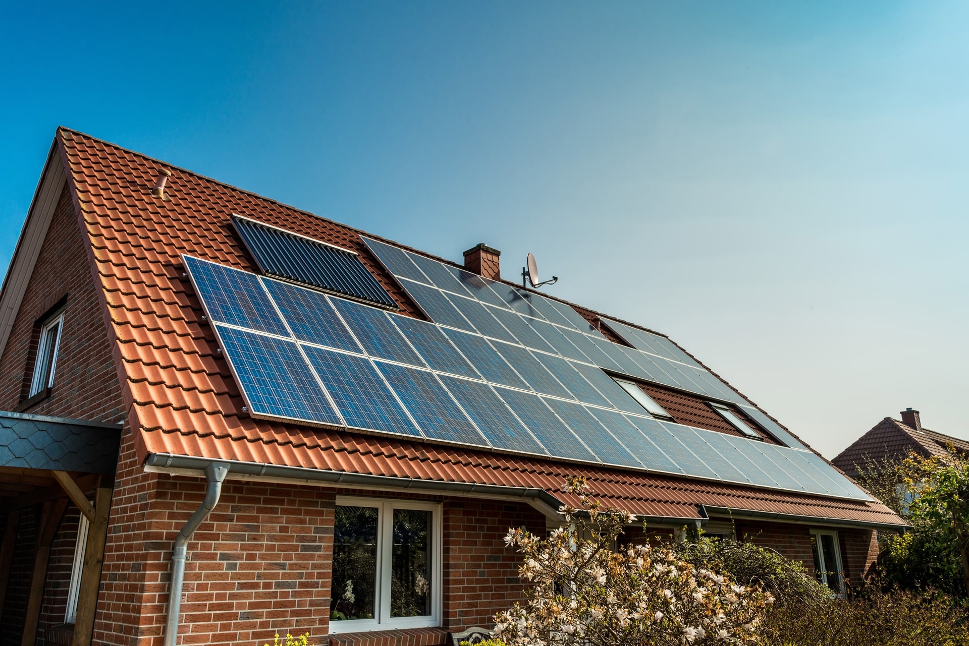 Haus mit Solarpaneelen zur Energieeinsparung | Wärmepumpe Leipzig