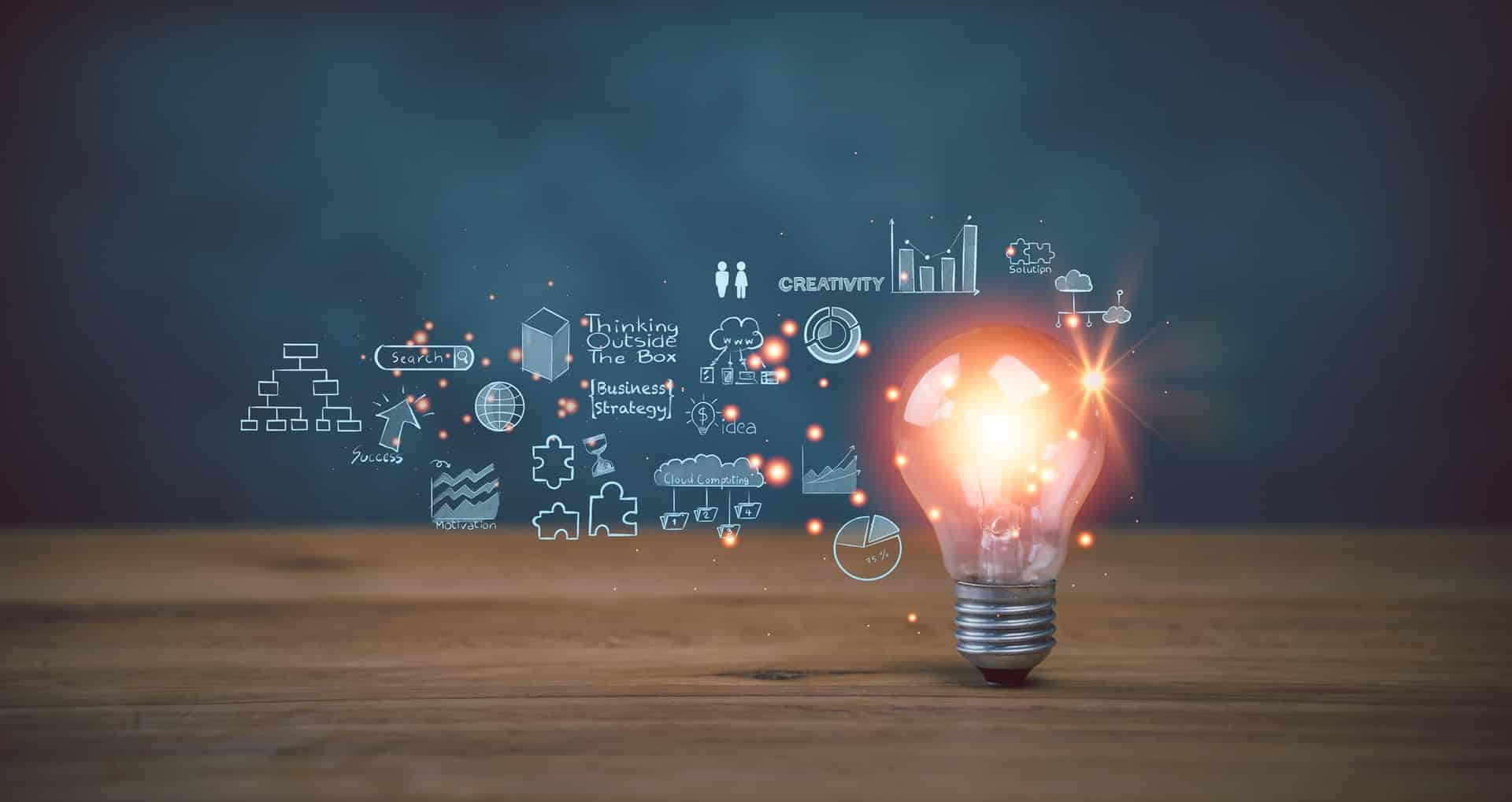 Leuchtende Glühbirne mit Symbolen für Ideen und Strategie | Base Liquid