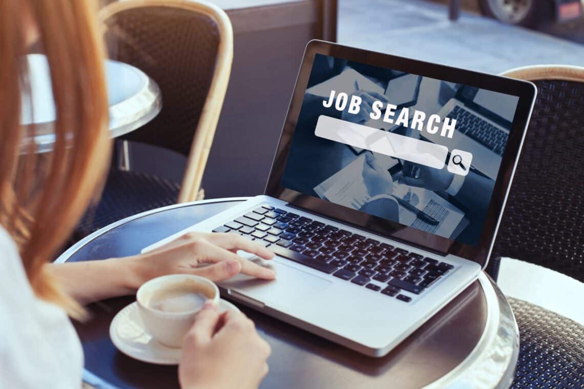 Frau sucht online nach neuem Arbeitsplatz am Laptop | Pflegedienst Frankfurt Stellenangebote