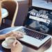 Frau sucht online nach neuem Arbeitsplatz am Laptop | Pflegedienst Frankfurt Stellenangebote