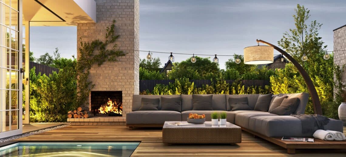 Moderne Terrasse mit Garten Pool, Lounge und Feuerstelle in stilvoller Abendstimmung