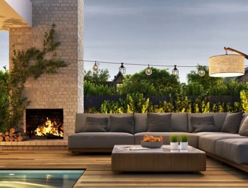 Moderne Terrasse mit Garten Pool, Lounge und Feuerstelle in stilvoller Abendstimmung