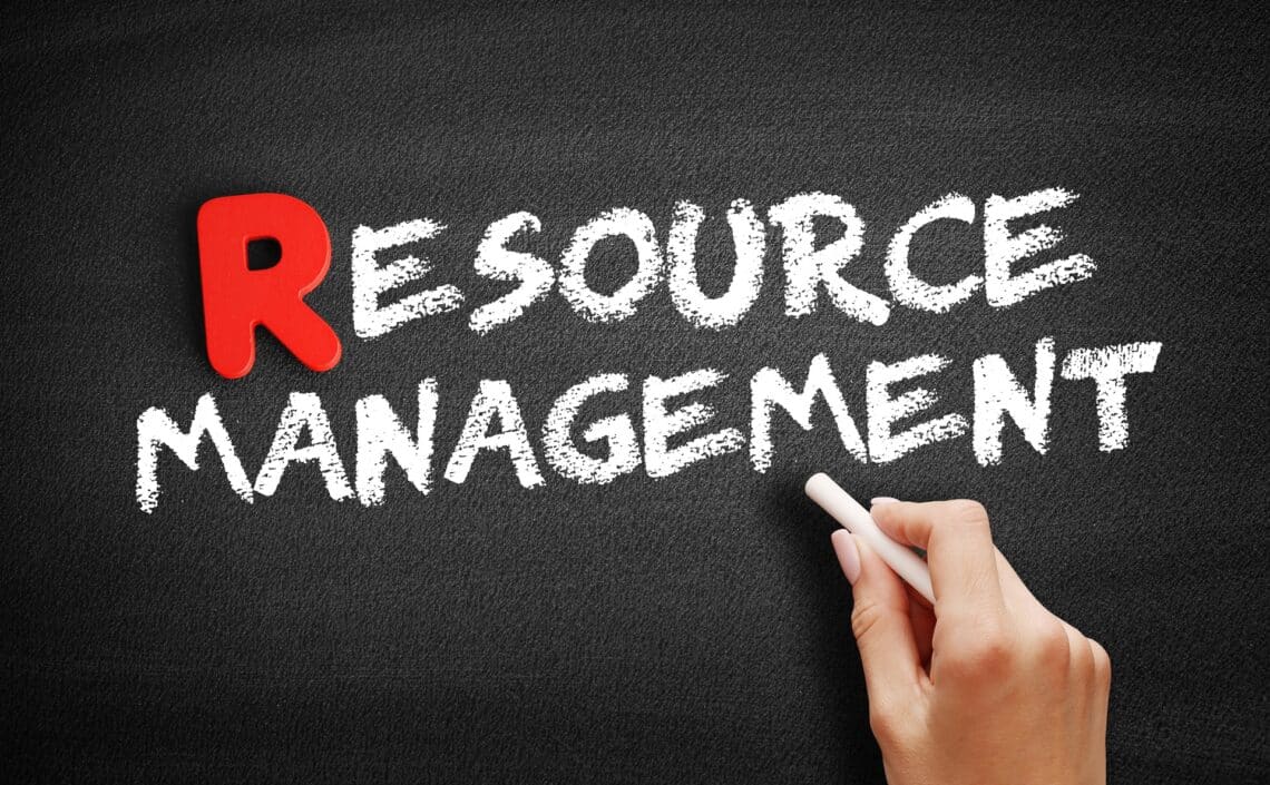 Hand schreibt Resource Management auf Tafel | Schnellkupplung
