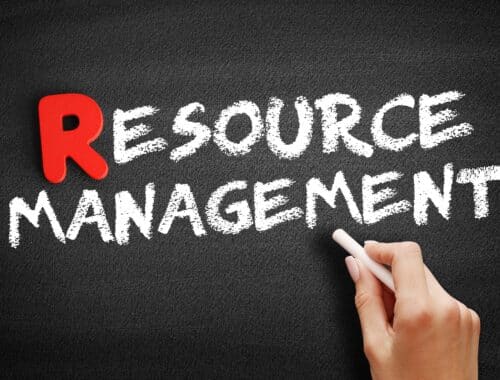 Hand schreibt Resource Management auf Tafel | Schnellkupplung