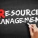 Hand schreibt Resource Management auf Tafel | Schnellkupplung