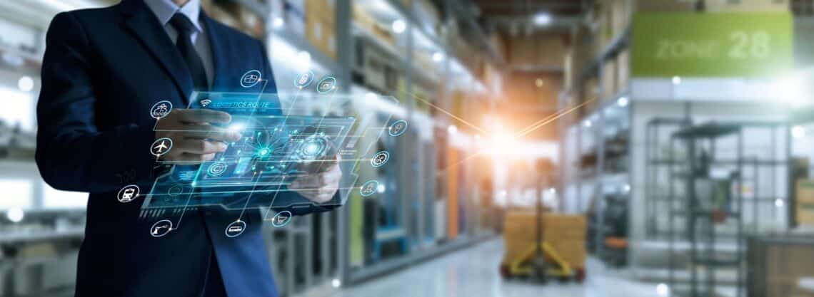 Digitale Logistiksteuerung in moderner Lagerhalle | Absperrpfosten