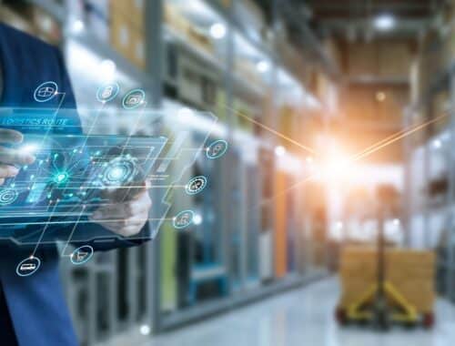 Digitale Logistiksteuerung in moderner Lagerhalle | Absperrpfosten