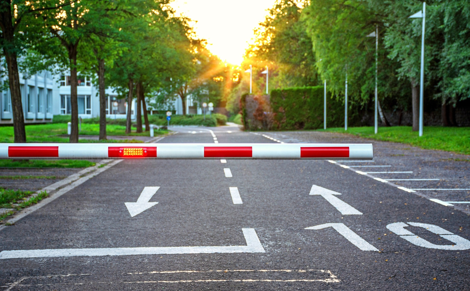 Geschlossene Schranke blockiert Zufahrt im Gewerbeareal | Absperrpfosten
