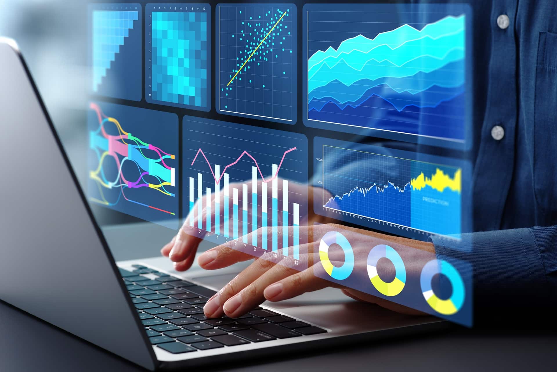 Person arbeitet an Laptop mit Datenvisualisierungen | ML Ops